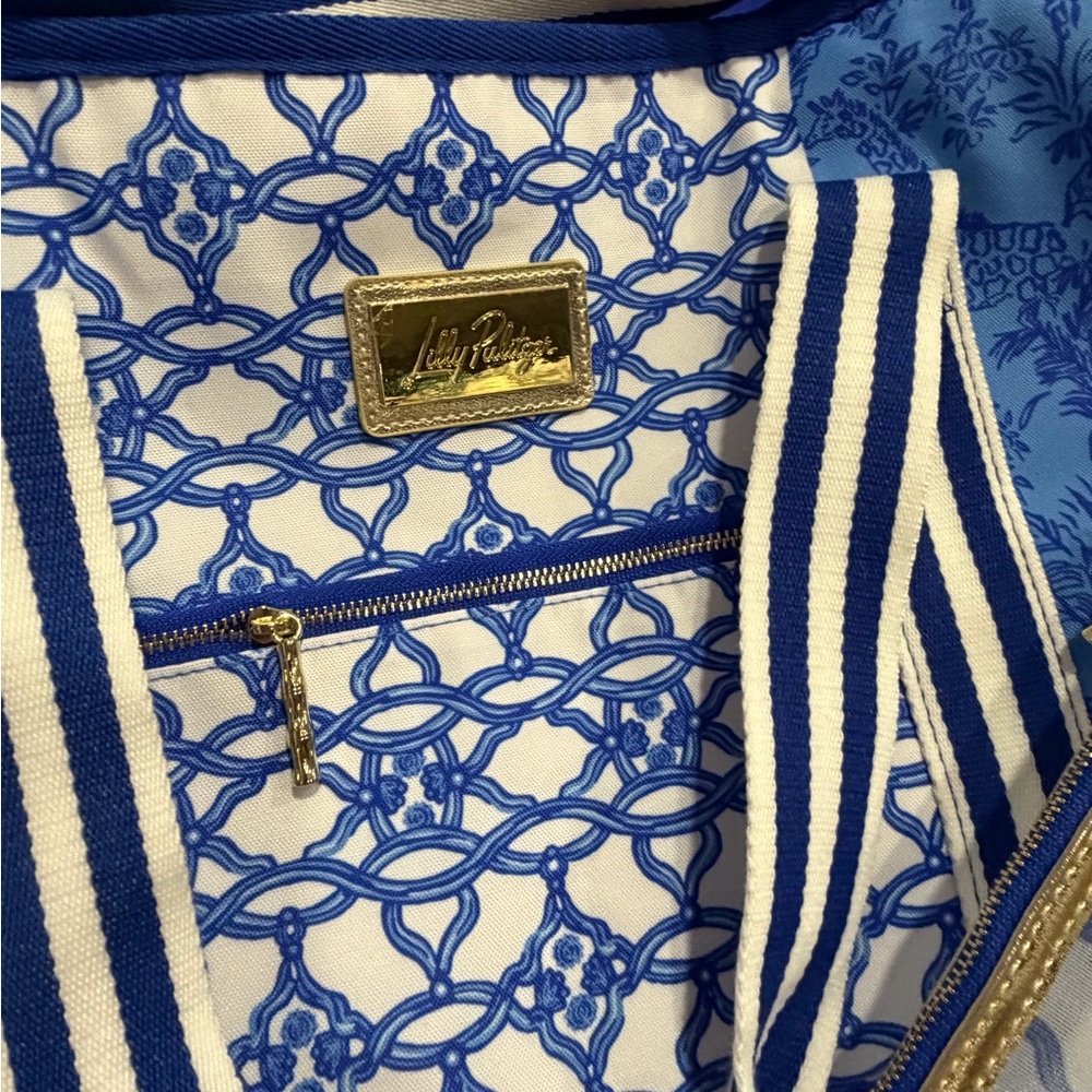Lilly Pulitzer Blue Patterned cooler Tote with Striped Handles Pouch NWT Summer - Picture 2 of 8